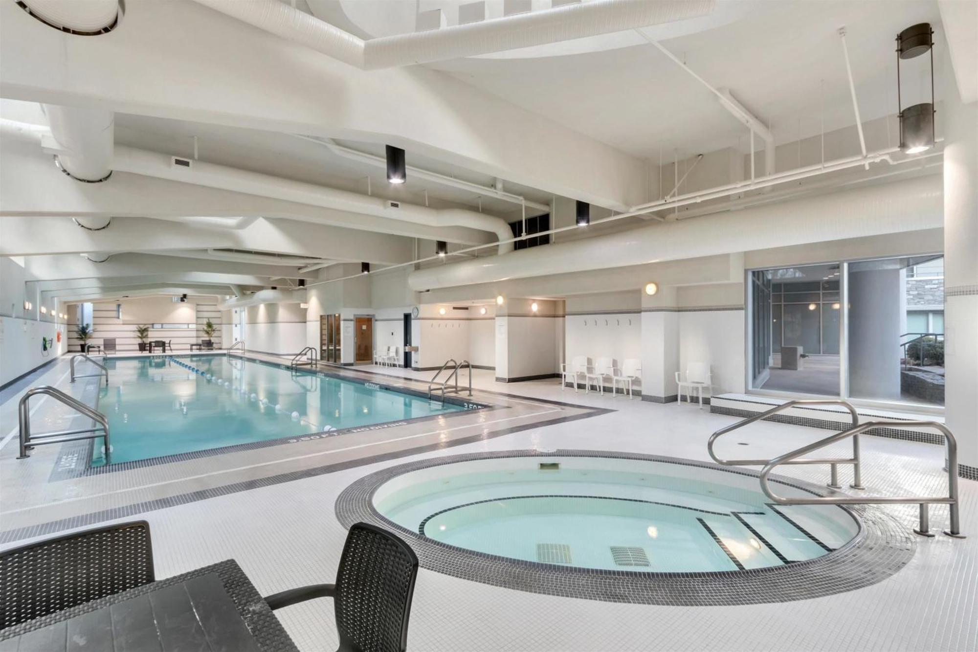 One-of-a-kind Luxury 3 Bed Penthouse W/ Huge Private Patio, Hot Tub & Firetable! Apartamento *