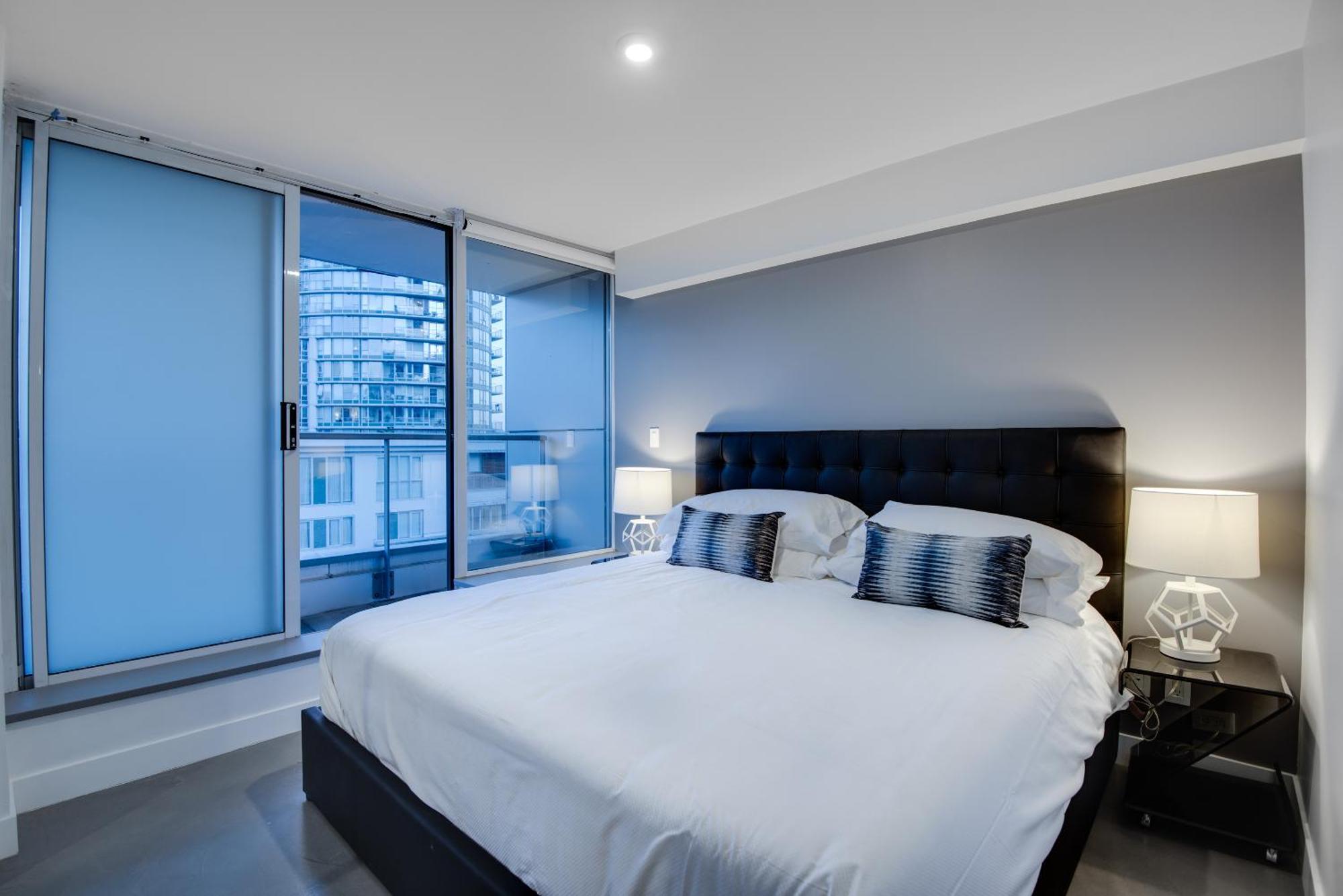 One-of-a-kind Luxury 3 Bed Penthouse W/ Huge Private Patio, Hot Tub & Firetable! Apartamento