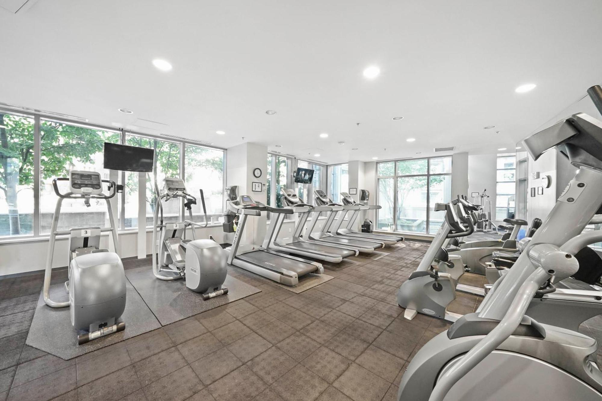 One-of-a-kind Luxury 3 Bed Penthouse W/ Huge Private Patio, Hot Tub & Firetable! Apartamento