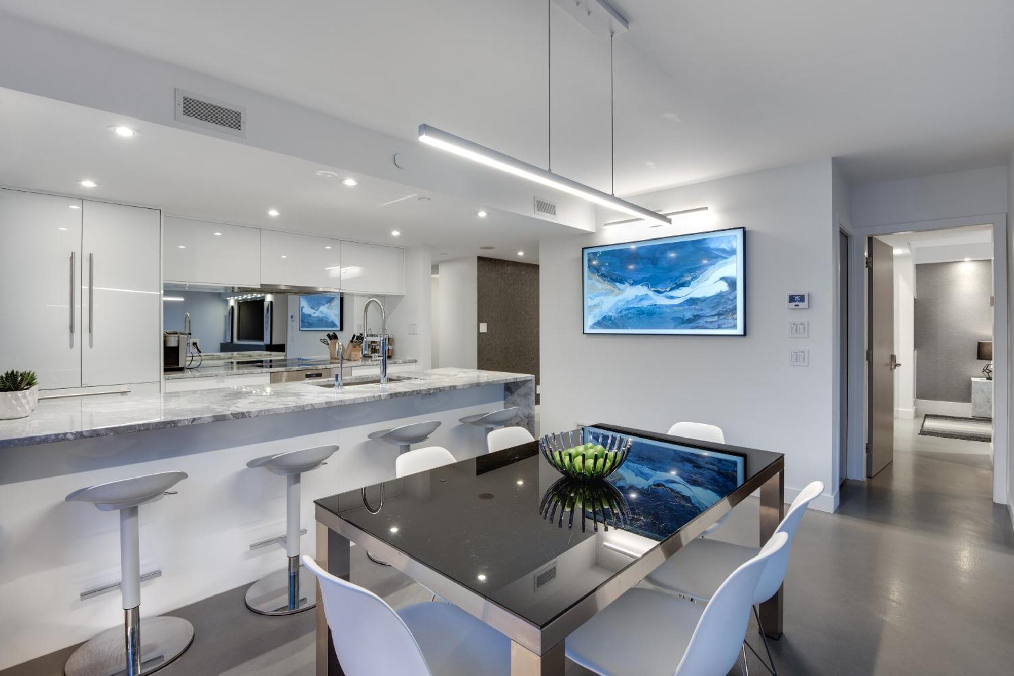 One-of-a-kind Luxury 3 Bed Penthouse W/ Huge Private Patio, Hot Tub & Firetable! Apartamento *