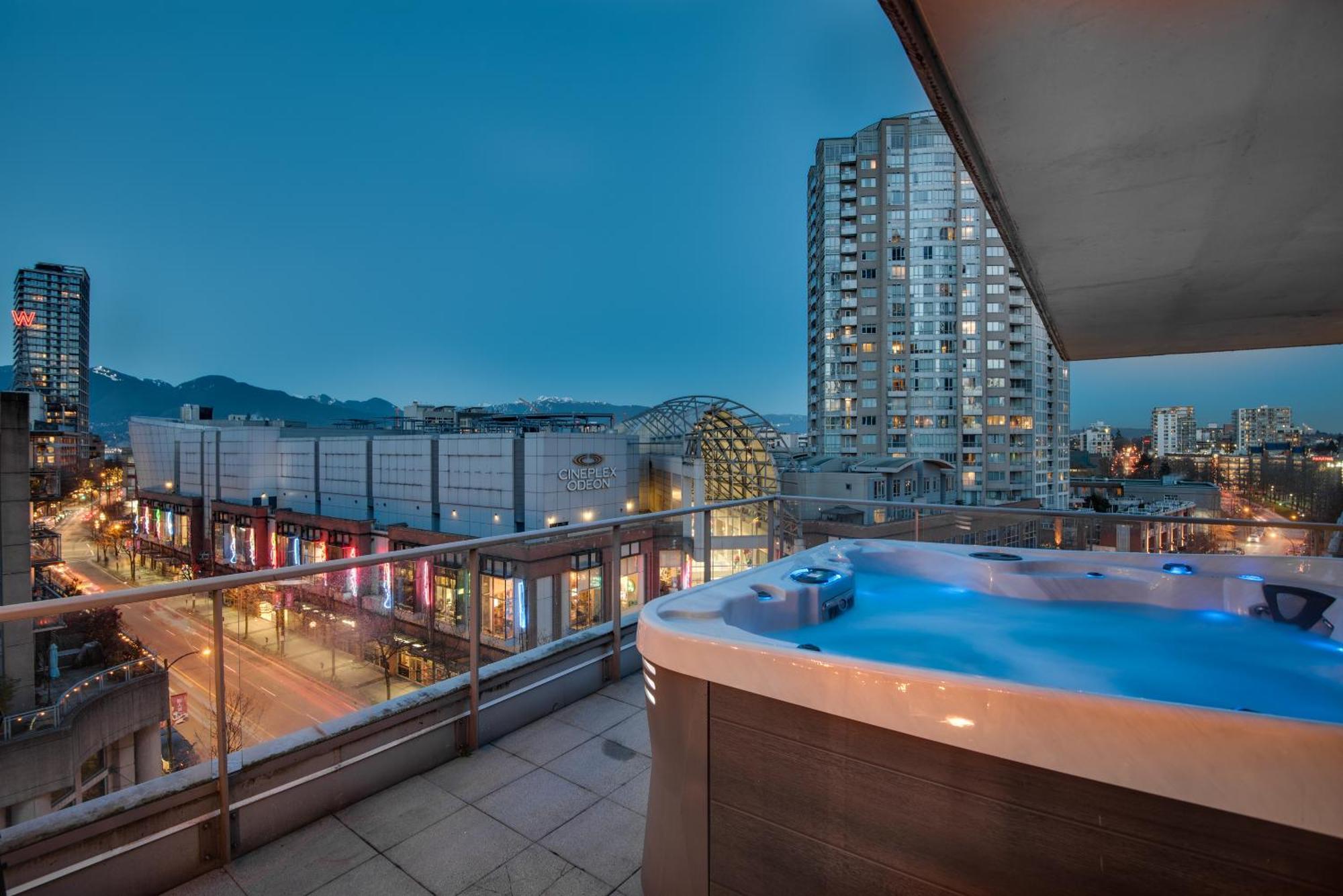 One-of-a-kind Luxury 3 Bed Penthouse W/ Huge Private Patio, Hot Tub & Firetable! Apartamento