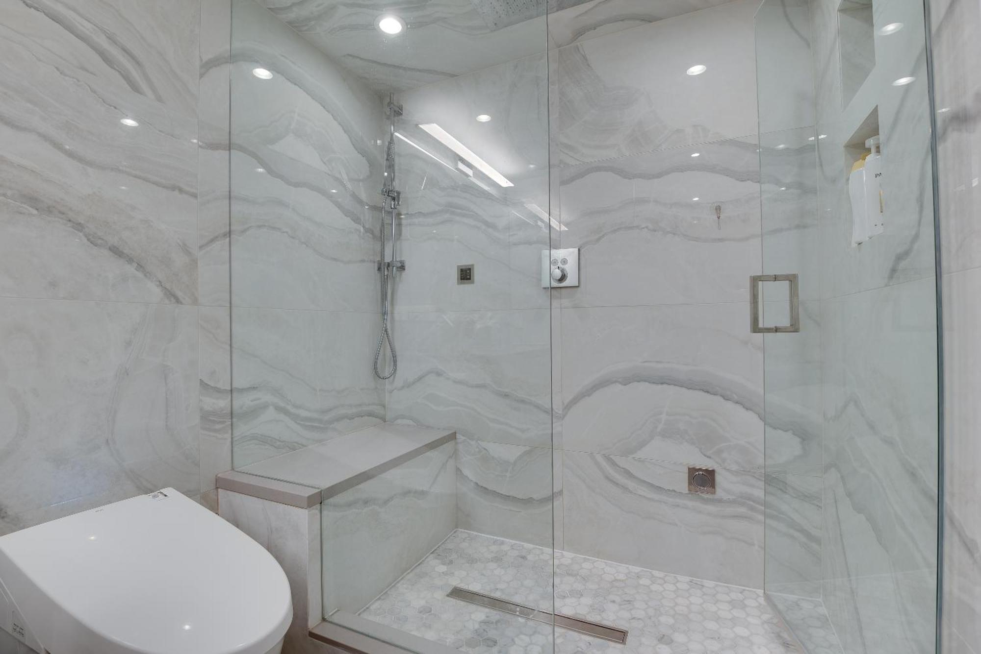 Apartamento One-of-a-kind Luxury 3 Bed Penthouse W/ Huge Private Patio, Hot Tub & Firetable!