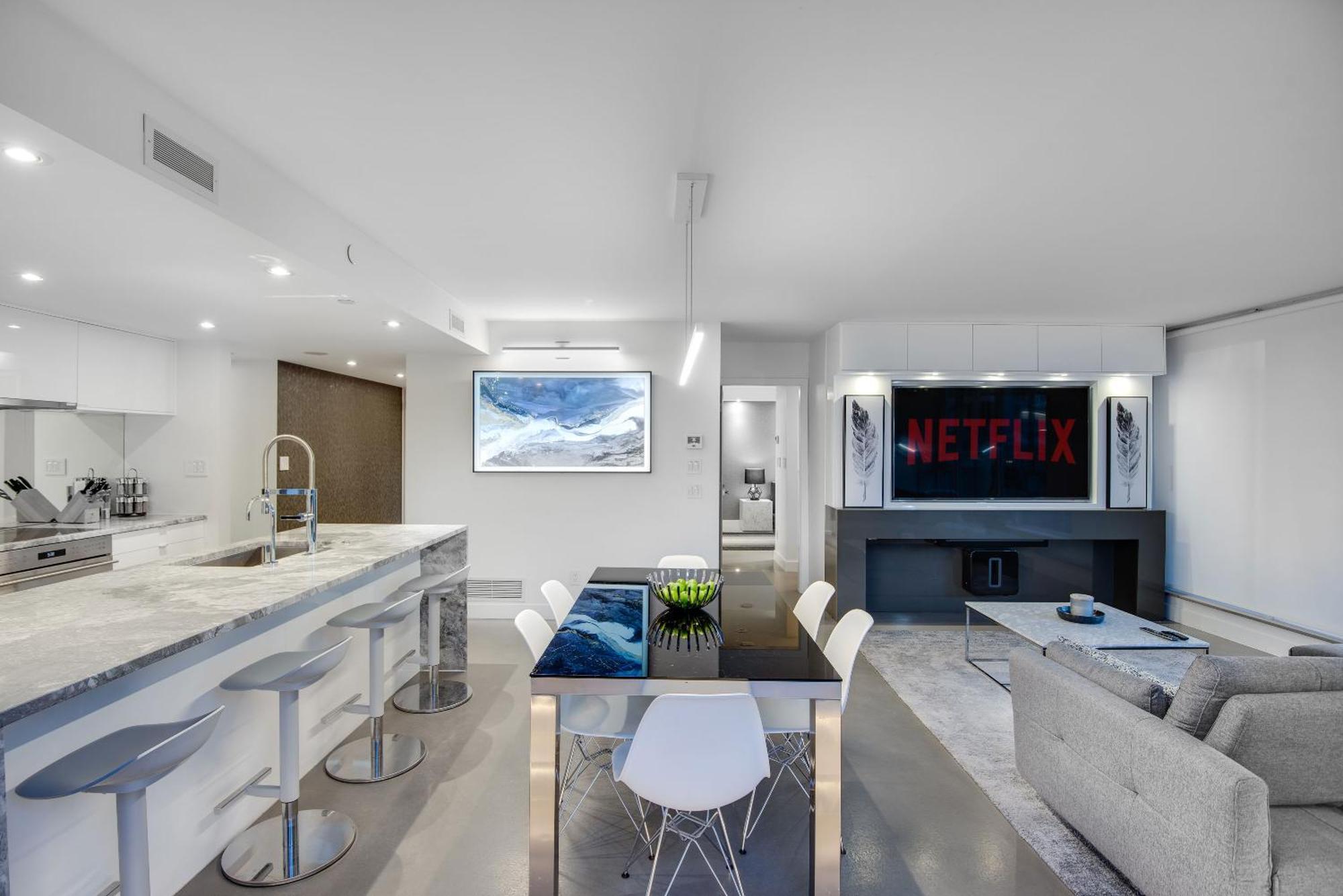 One-of-a-kind Luxury 3 Bed Penthouse W/ Huge Private Patio, Hot Tub & Firetable! Apartamento
