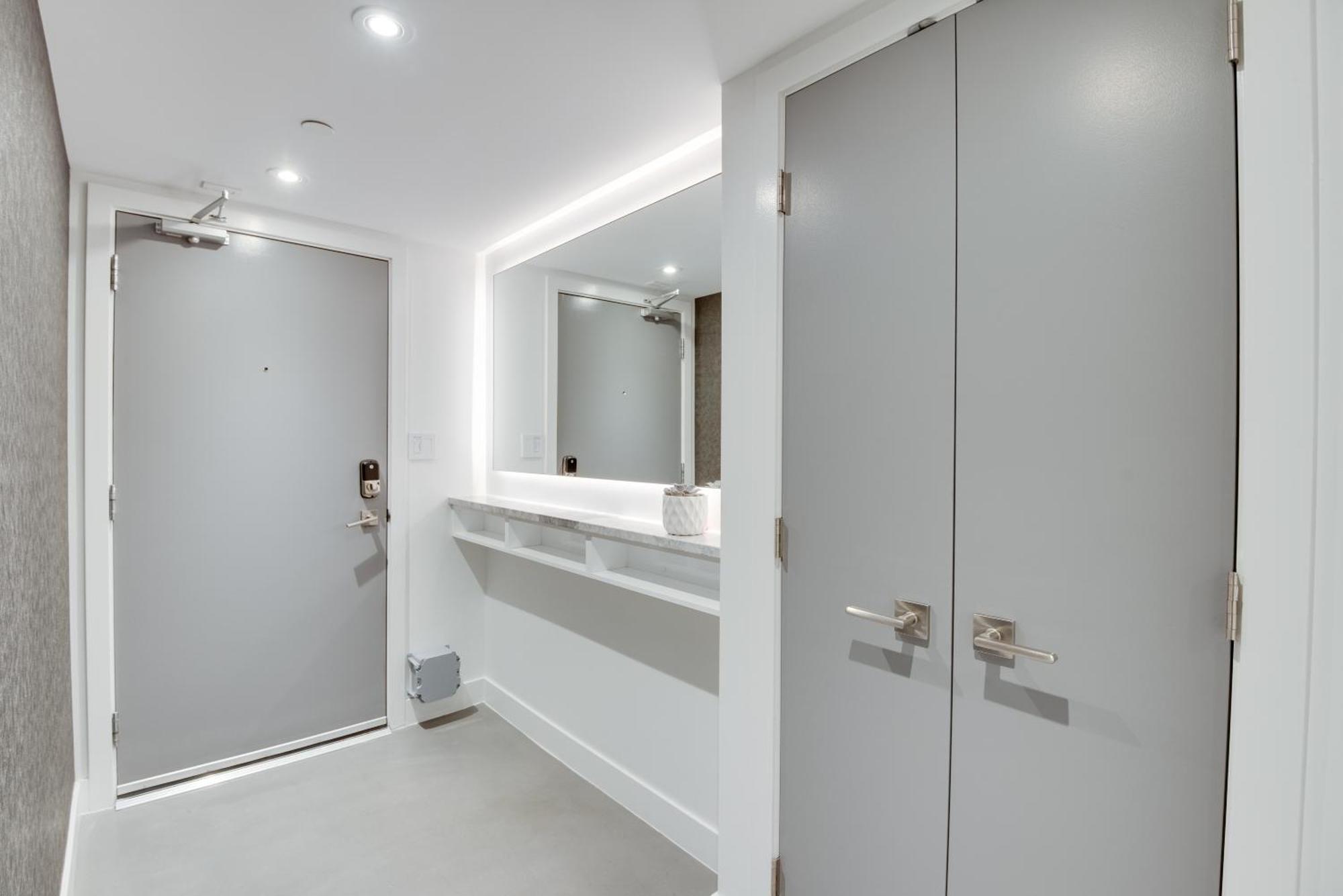 One-of-a-kind Luxury 3 Bed Penthouse W/ Huge Private Patio, Hot Tub & Firetable! Apartamento Vancouver