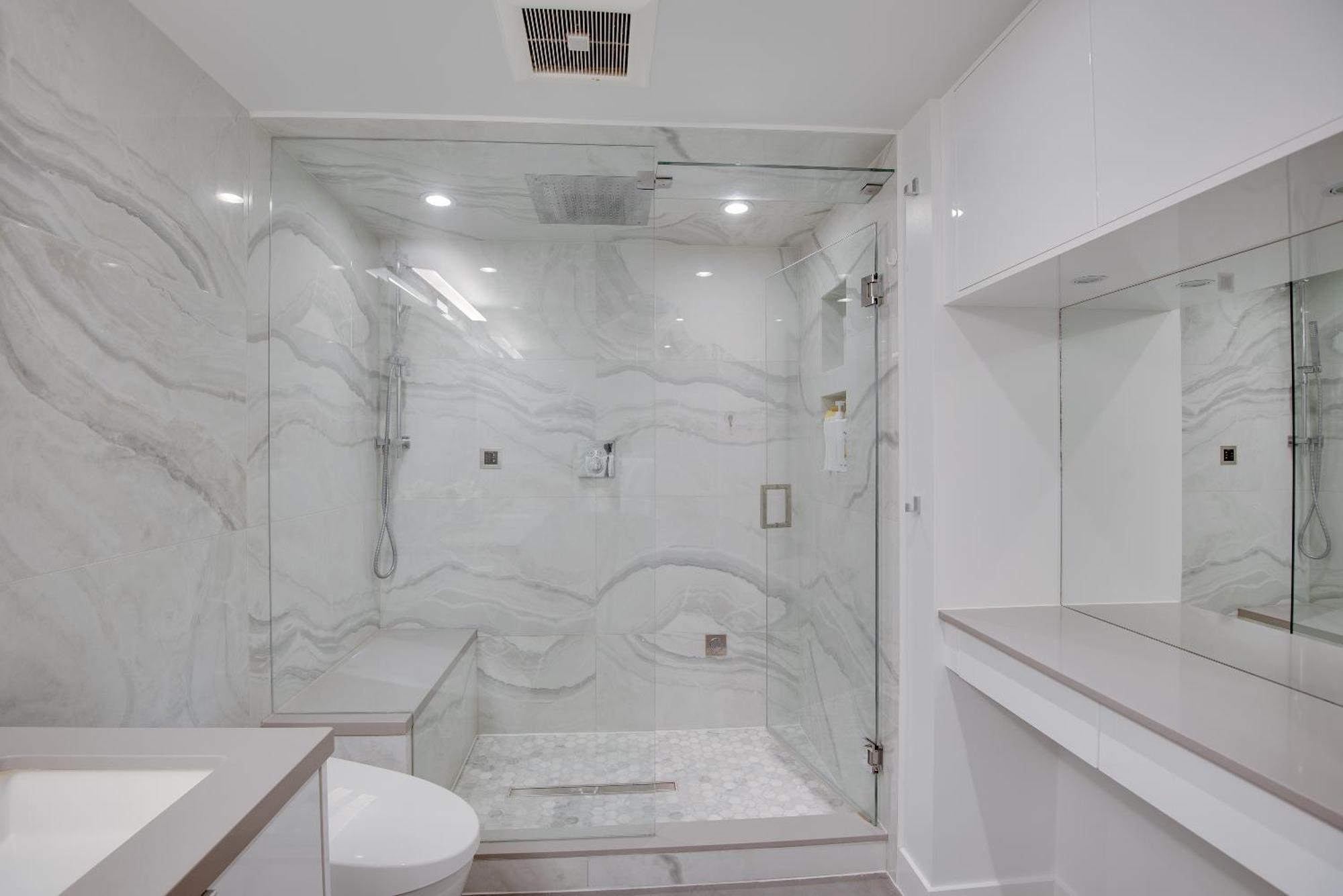 Apartamento One-of-a-kind Luxury 3 Bed Penthouse W/ Huge Private Patio, Hot Tub & Firetable! Vancouver